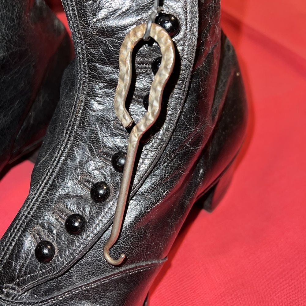 Antique children’s button up boots. Button hook attached. Black - Picture 3 of 10